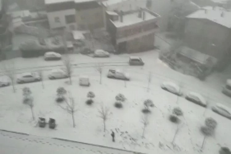 Bursa'da buzlu yolda duramayan araç evin bahçesine uçtu