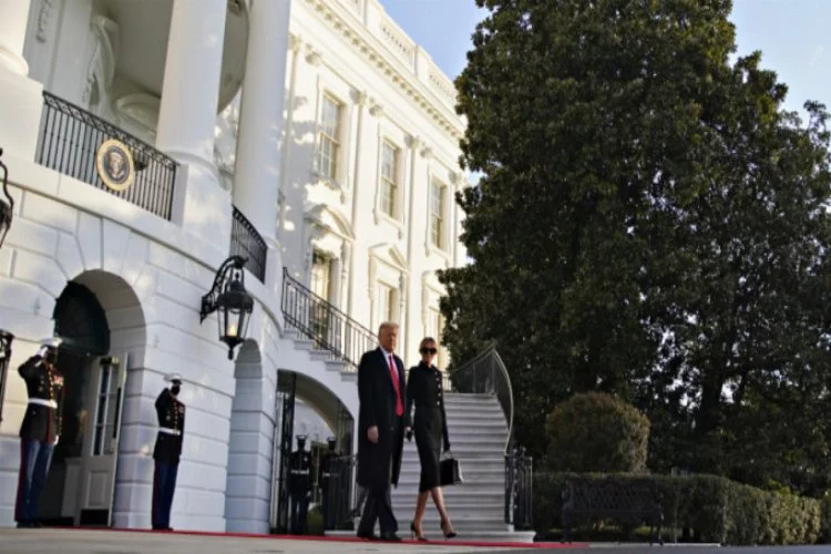 Trump ve eşi Beyaz Saray'a veda etti!