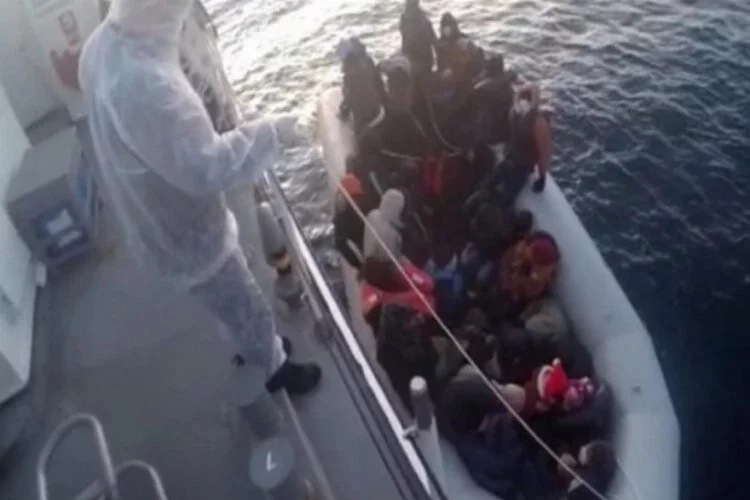 İzmir'de Yunanistan tarafından itilen 32 göçmen kurtarıldı