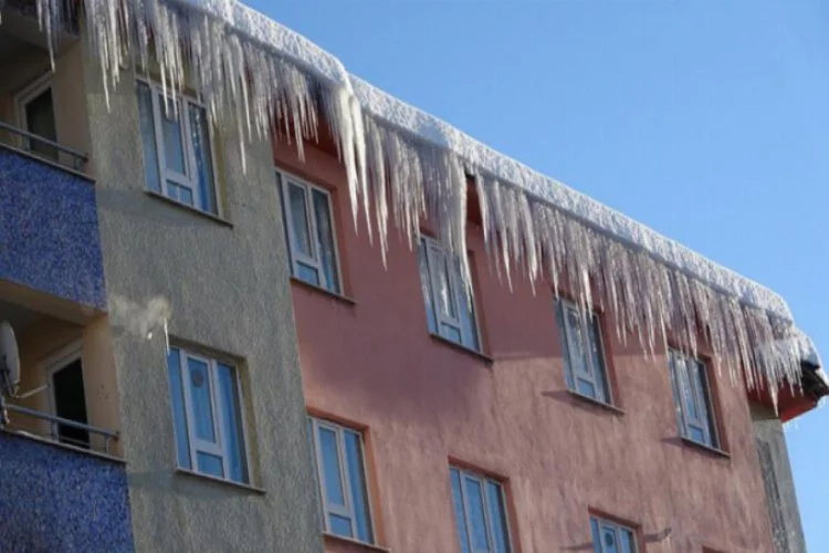 Muş'ta çatılarda oluşan metrelerce buz sarkıtları tehlike saçıyor