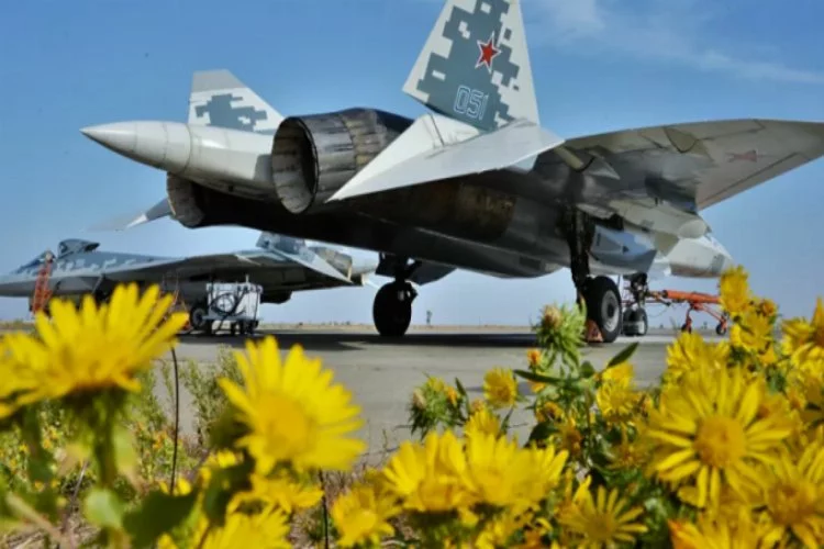 Yeni nesil Su-57 avcı uçağı Rus ordusuna teslim edildi
