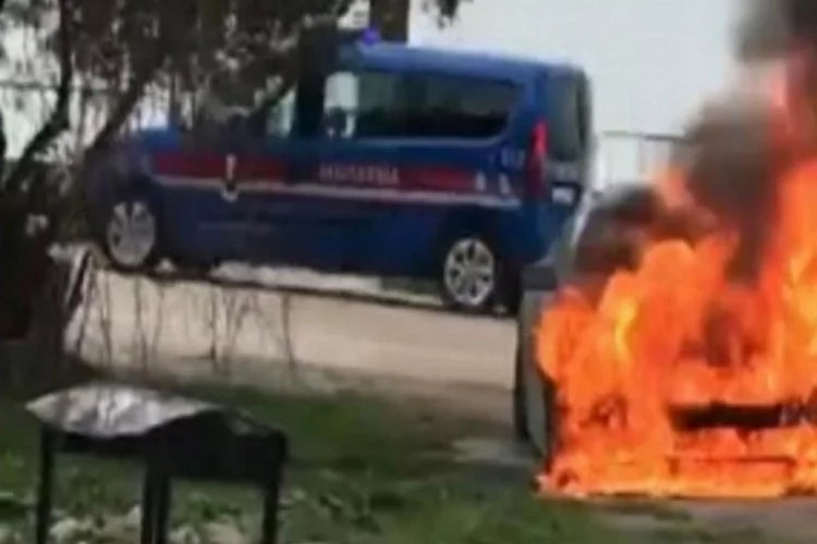 Bursa'da park halindeki lüks otomobil alev alev yandı