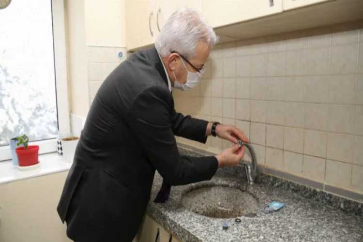 Bursa Nilüfer Belediyesi su tasarrufu için musluk aparatı dağıtıyor