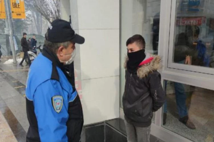 Polisten, babasını bekleyen çocuğa: Söyle 900 lira daha fazla çeksin