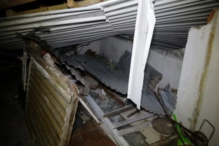 Bursa'da şiddetli lodos evin çatısını uçurdu!