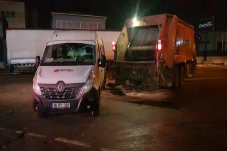 Bursa'da temizlik işçisi servis aracı ile çöp kamyonu arasında sıkıştı!
