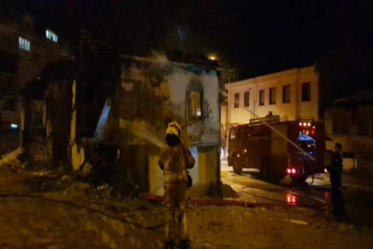 Bursa'da metruk bina alev alev yandı!