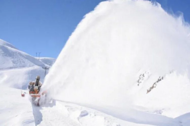 Bitlis'te 3,5 metre karla yoğun mücadele