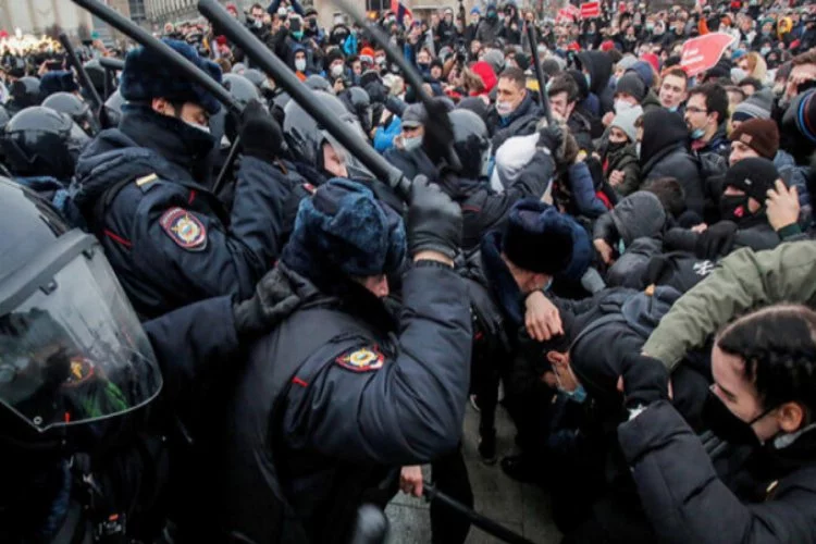 Rusya'da protestolara katılan muhaliflere ceza yağdı!