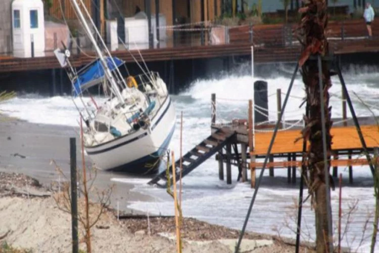 Bodrum'u fırtına vurdu! Balıkçı tekneleri battı, yelkenli gulet karaya oturdu