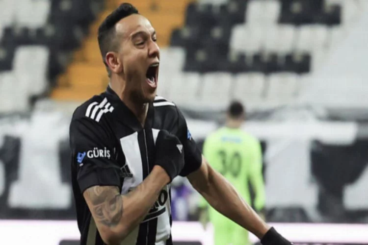 Beşiktaş Josef de Souza'nın sözleşmesini yeniledi