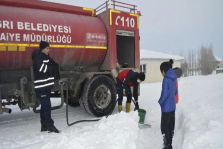 Ağrı'da soğuktan suları donan vatandaşlara itfaiye desteği