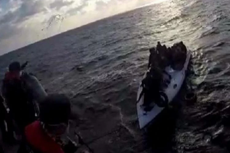 Su alan teknedeki kaçak göçmenler kurtarıldı