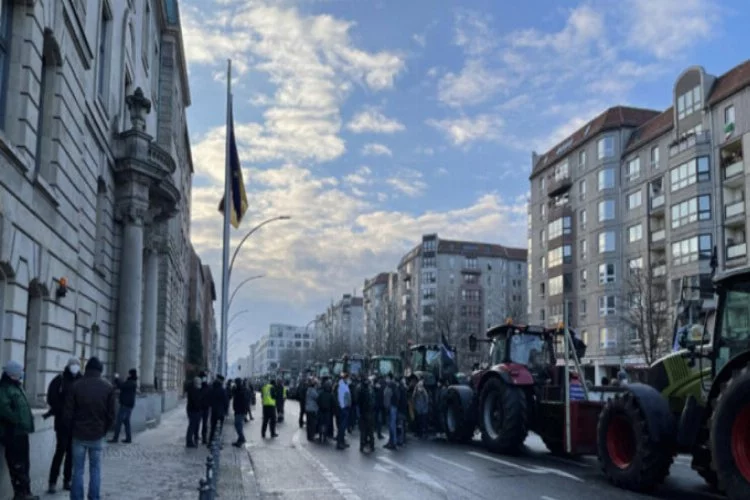 Berlin'de çiftçilerden traktörlü protesto
