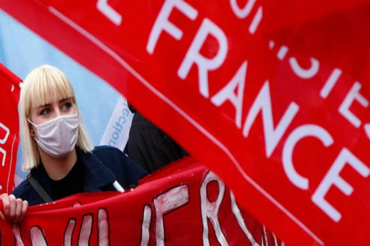 Fransa'da öğretmen ve okul hemşireleri greve gitti