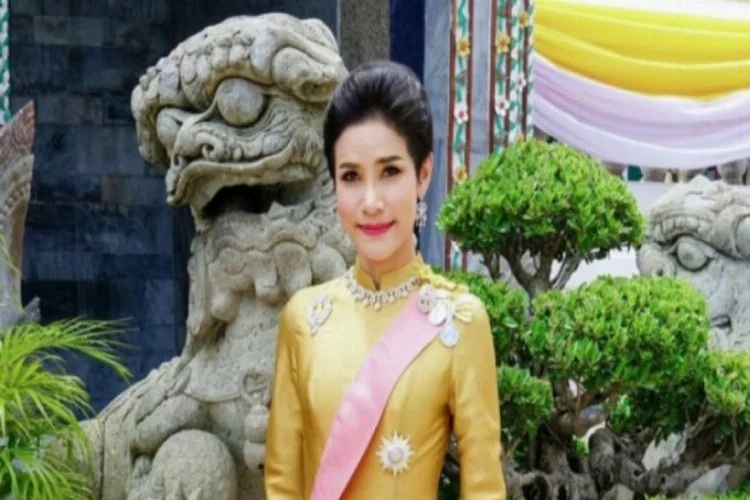 Tayland Kralı'nın 'resmi metres'ine kraliçe unvanı