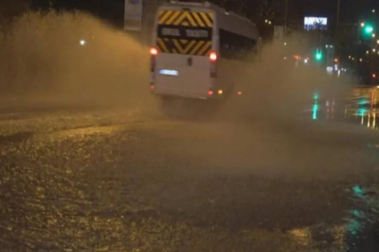 İzmir'de kuvvetli yağış! Ağaçlar devrildi, sürücüler zor anlar yaşadı