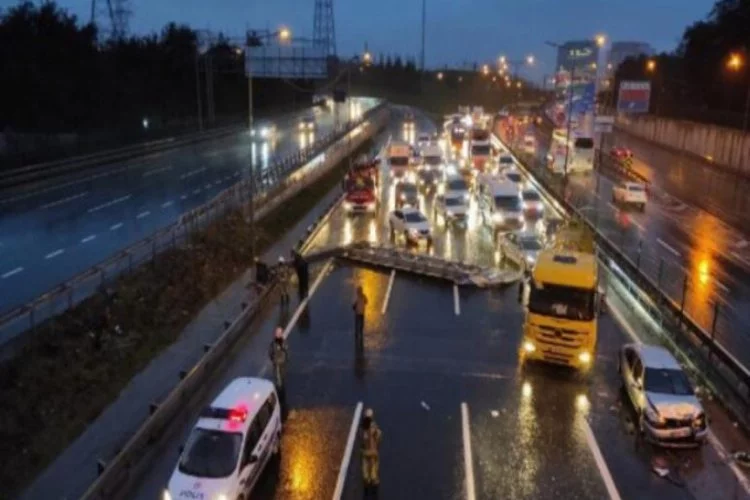 İstanbul'da yön tabelası devrildi! Trafik kilitlendi