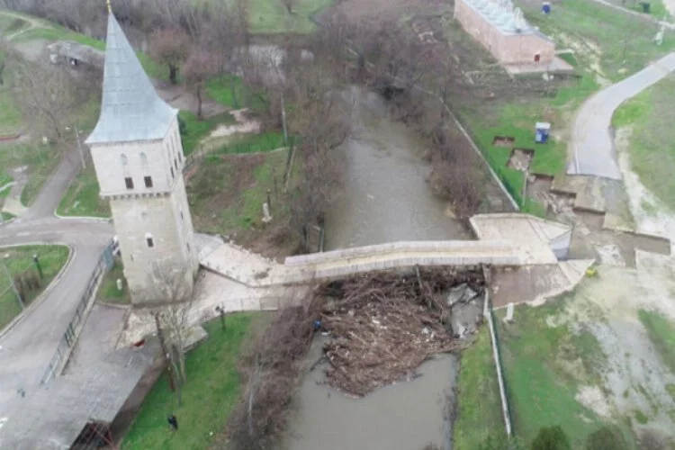 Edirne'de taşkında kemerleri kütüklerle tıkanan Fatih Köprüsü, risk altında
