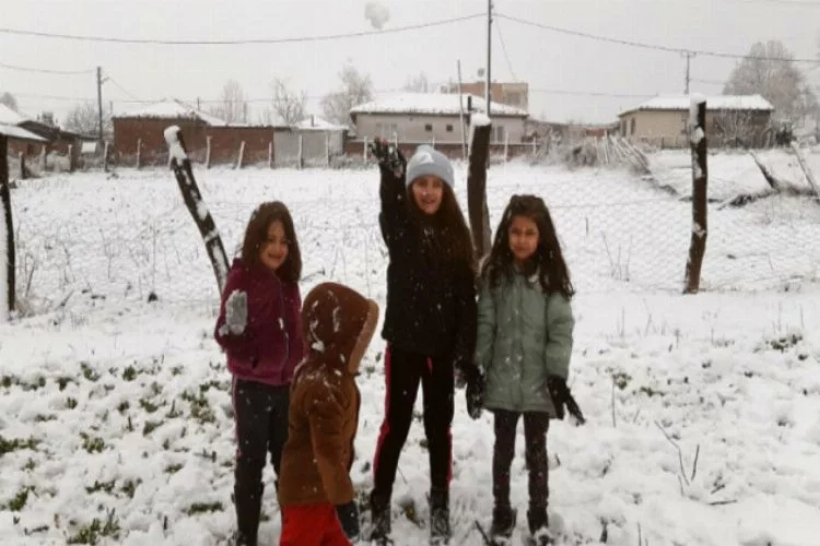 Bursa'ya kar yağışı başladı, çocuklar keyfini çıkardı!