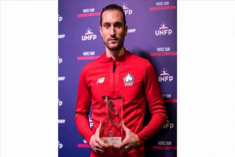 Fransa Ligue 1'de ayın futbolcusu seçilen Yusuf Yazıcı plaketini aldı
