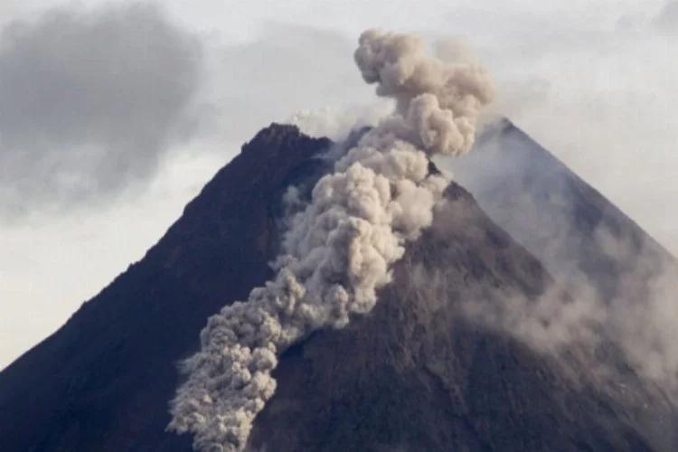 Endonezya'da Merapi Yanardağı'nda son 6 saatte 22 patlama oldu!
