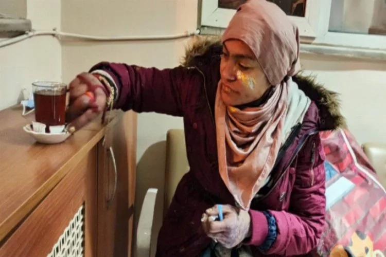 Bursa'da sokakta donmak üzere olan evsiz kadını polis kurtardı!
