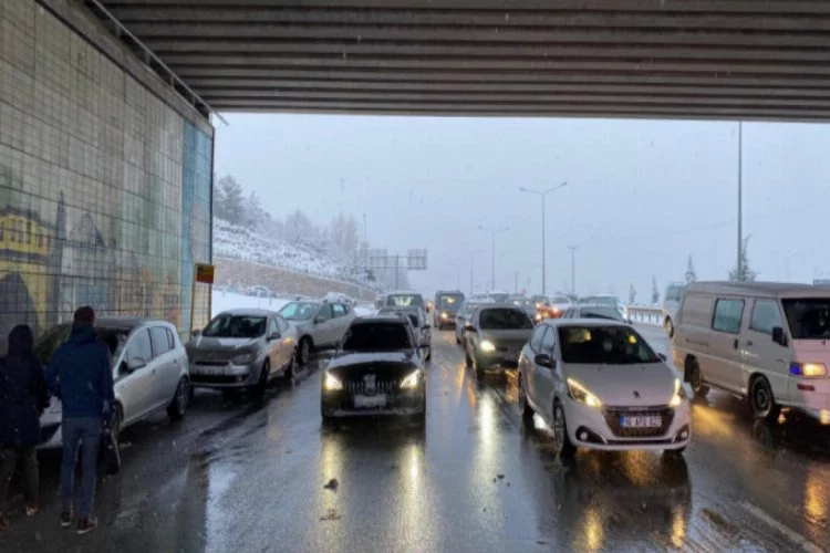 Bursa'da kar yağışı sonrası araçlar yolda mahsur kaldı!