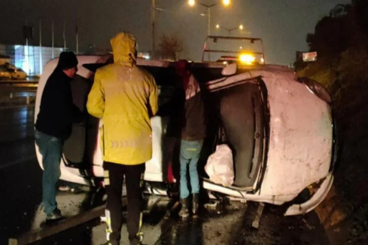 Kocaeli'de otomobil devrildi, sürücü yaralandı