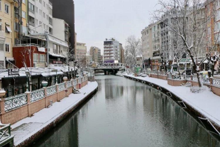 Eskişehir ve Kütahya'da kar yağışı etkili oldu