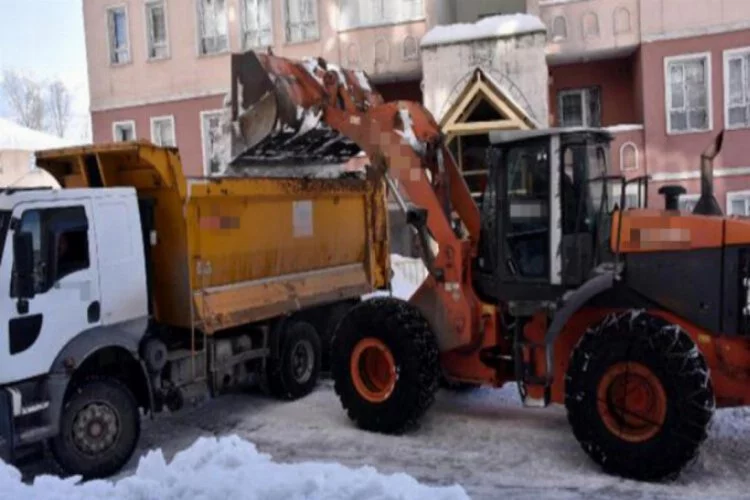Bitlis'te 6 bin kamyon kar, kent dışına çıkarıldı