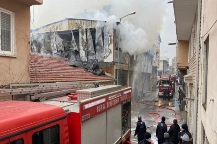 Bursa'da 2 katlı kağıt deposu alev alev yandı!