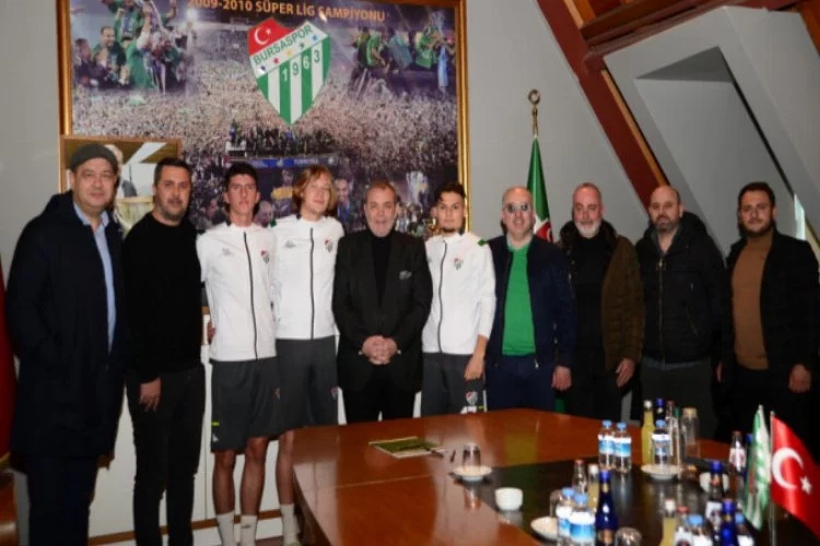 Bursaspor'da üç futbolcuya profesyonel imza attırıldı