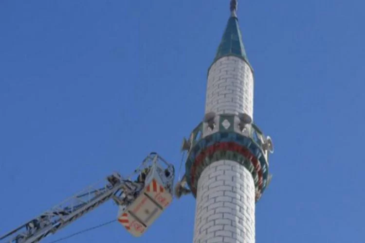 Minareden kopan beton parçaları korkuttu