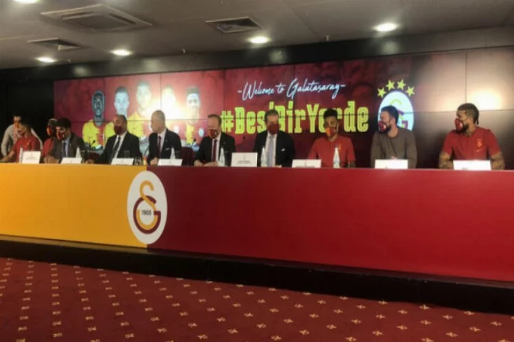 Galatasaray'da yeni transferler için imza töreni düzenlendi