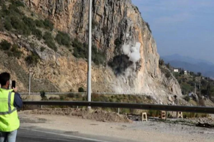 Tehlike oluşturan kayalar kontrollü patlatmayla kaldırılıyor