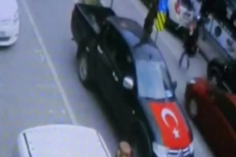 Bursa'da caddeye fırlayan adama böyle araba çarptı!