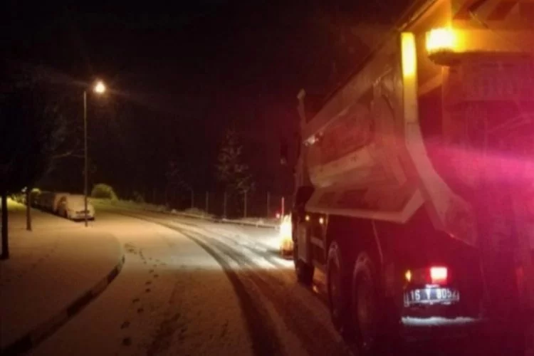 Bursa İnegöl Belediyesi'nden karla aralıksız mücadele