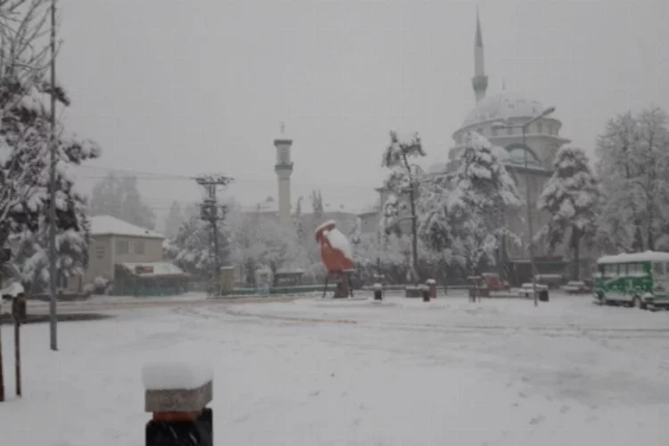 Bursa İnegöl'de kar yarım metreyi buldu!