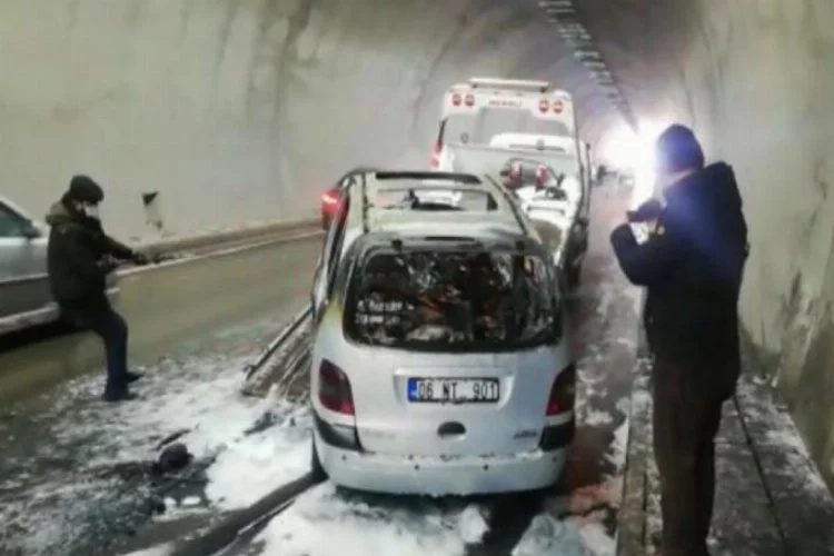 Tünelde seyir halindeki otomobilde yangın çıktı
