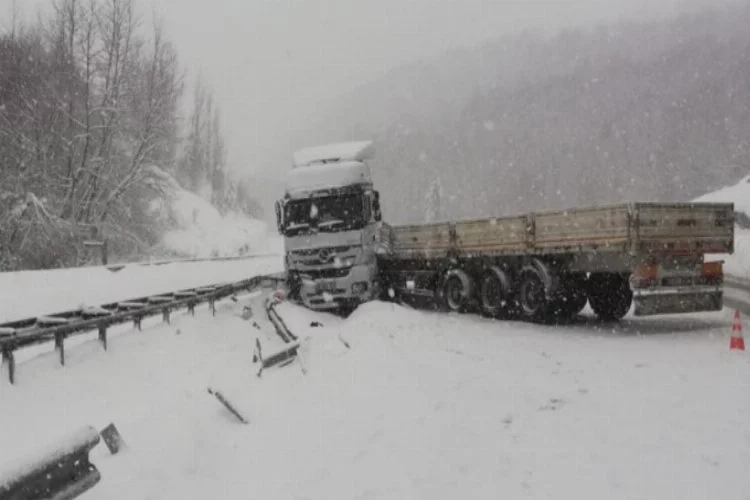 Bursa'da kar yağışı sonrası kayan TIR yolu kapadı!