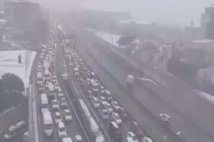 İstanbul'da bazı noktalarda trafik tamamen durdu