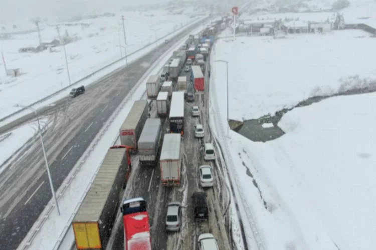 Balıkesir-Bursa kara yolu açılamıyor! Kuyruk 25 kilometreyi aştı...
