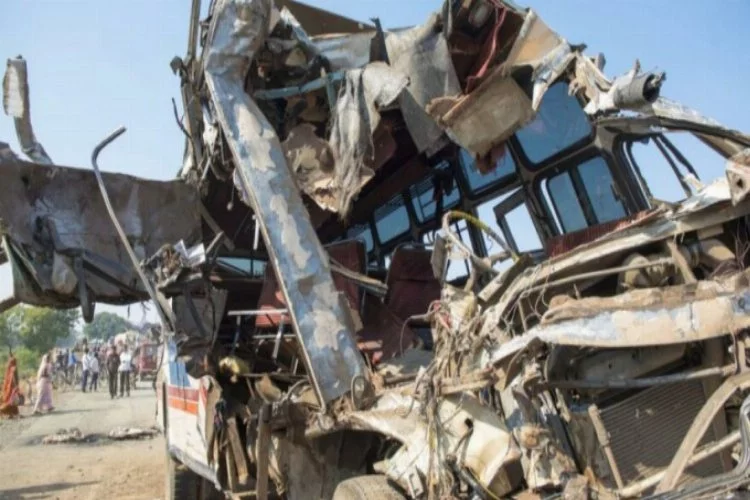 Hindistan'da otobüs faciası: Onlarca insan yaşamını yitirdi