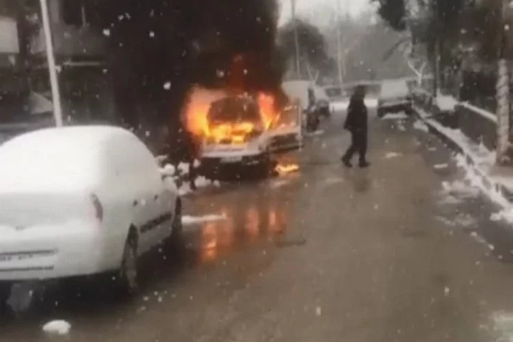 Bursa'da patlama sesiyle birlikte yanan araç küle döndü!
