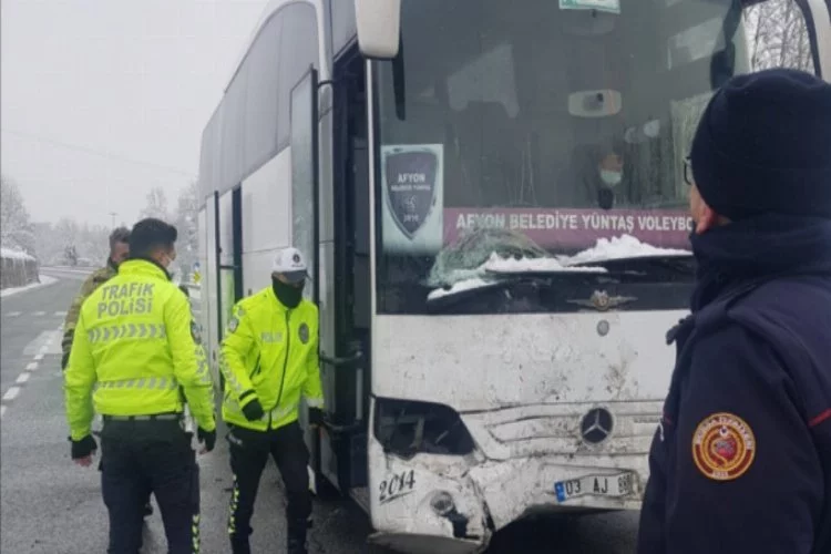 Bursa'da voleybol takımını taşıyan otobüs cipe çarptı!