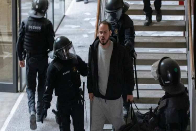 İspanya'da polis üniversite bastı: Rapçi Hasel tutuklandı