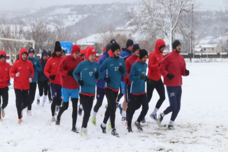 Mustafakemalpaşaspor'da kar altında hazırlıklar devam etti