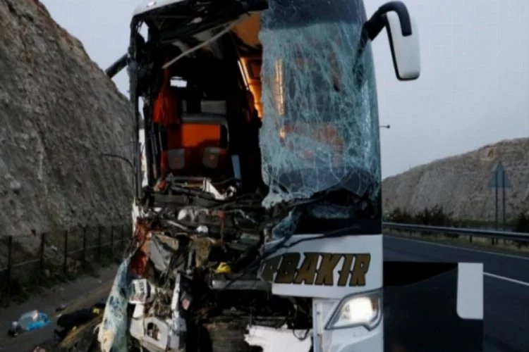 Şanlıurfa'da yolcu otobüsü TIR'a arkadan çarptı! Ölüler ve yaralılar var...