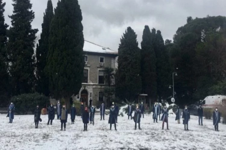 Boğaziçi öğretim üyelerinden dondurucu soğukta protesto